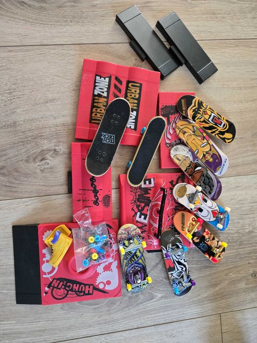 Skate de dedo com parque de rampas e manobras