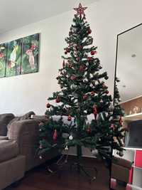 Árvore de Natal com decorações