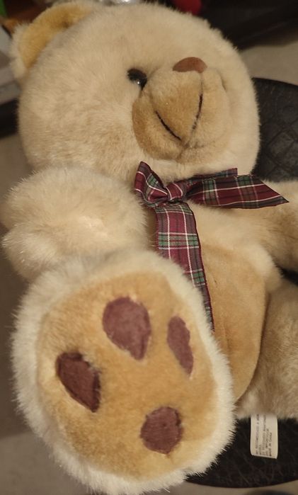 Urso de peluche com laço