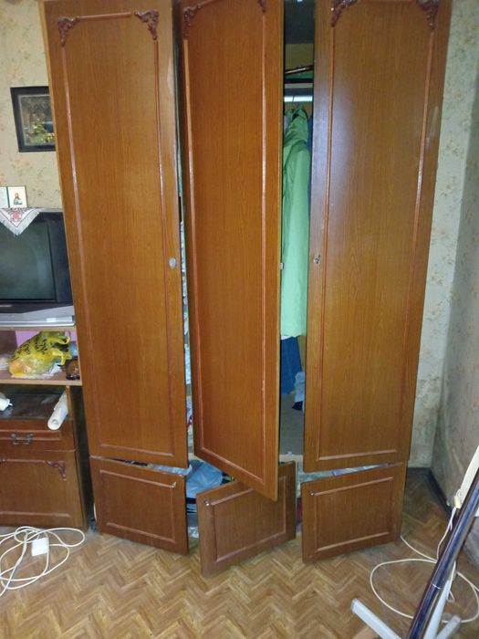Шафи для одягу вживані