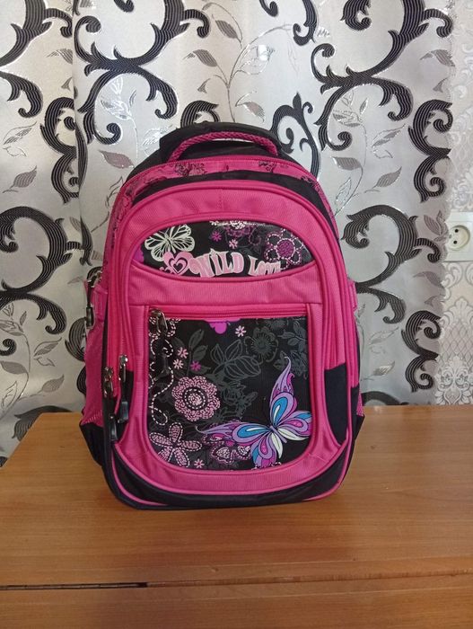 Продам шкільний портфель .