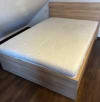 Ładne łóżko drewniane