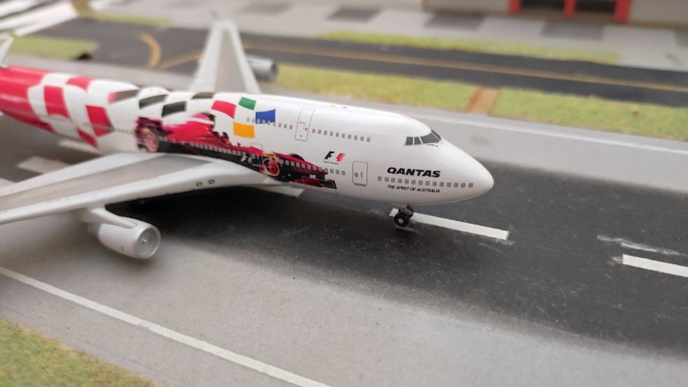 Avião escala 1:400 (Gemini) B 747-400 Formula 1 Raro