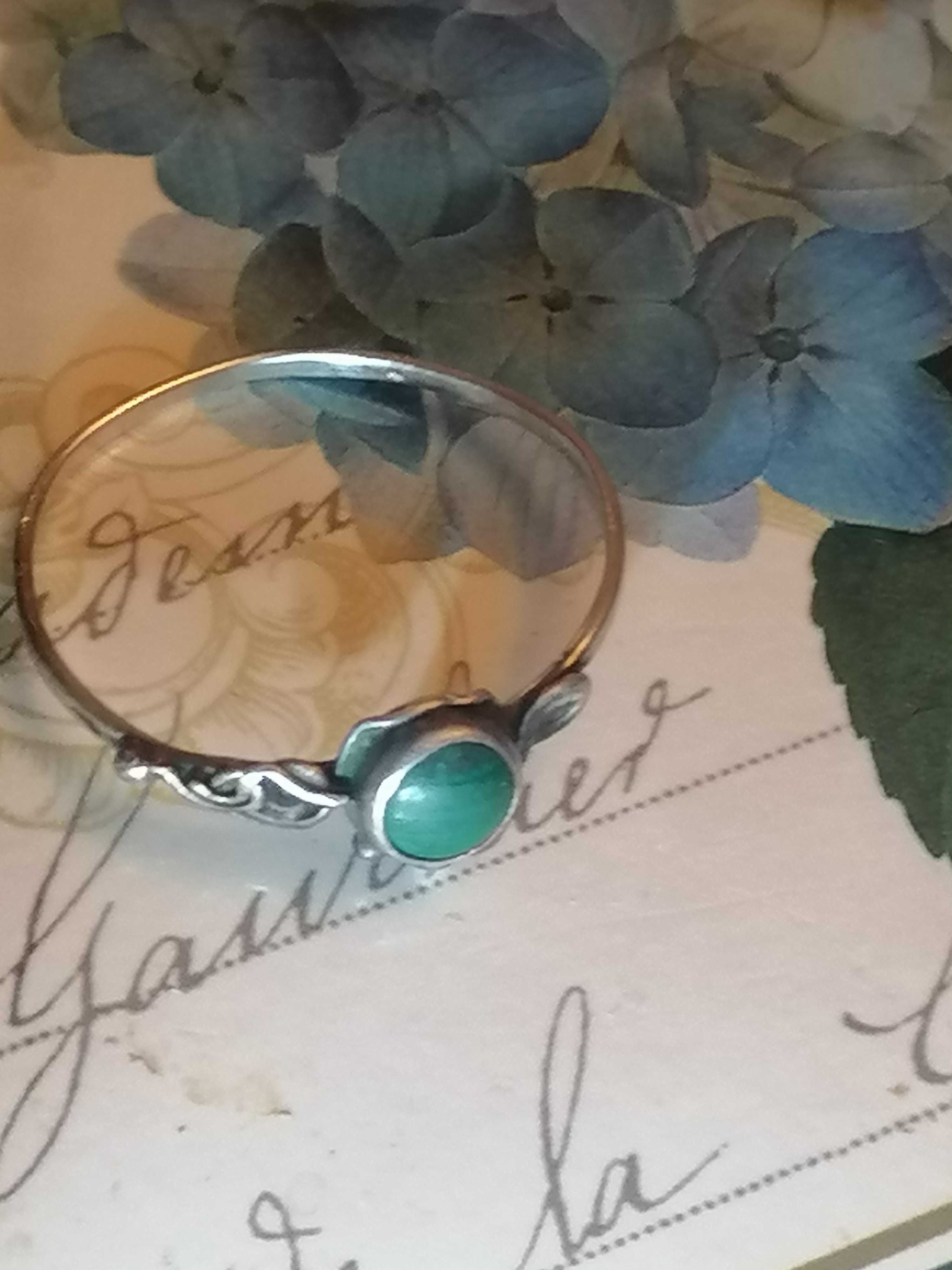 Stary srebrny pierścionek z zielonym oczkiem - awenturyn lub malachit