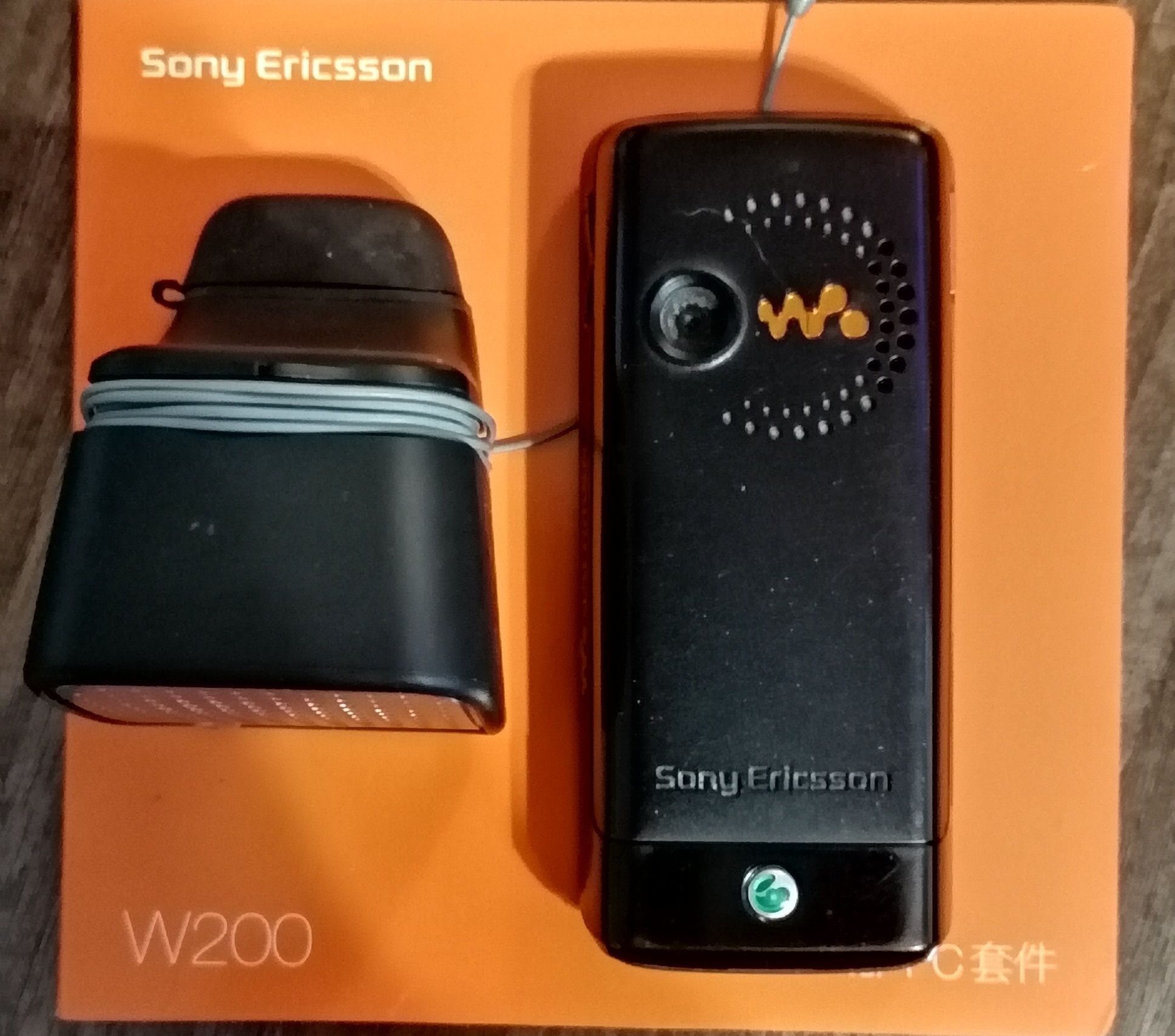 Nowy Sony Ericsson W200 pełen komplet plus głośnik MPS-30.