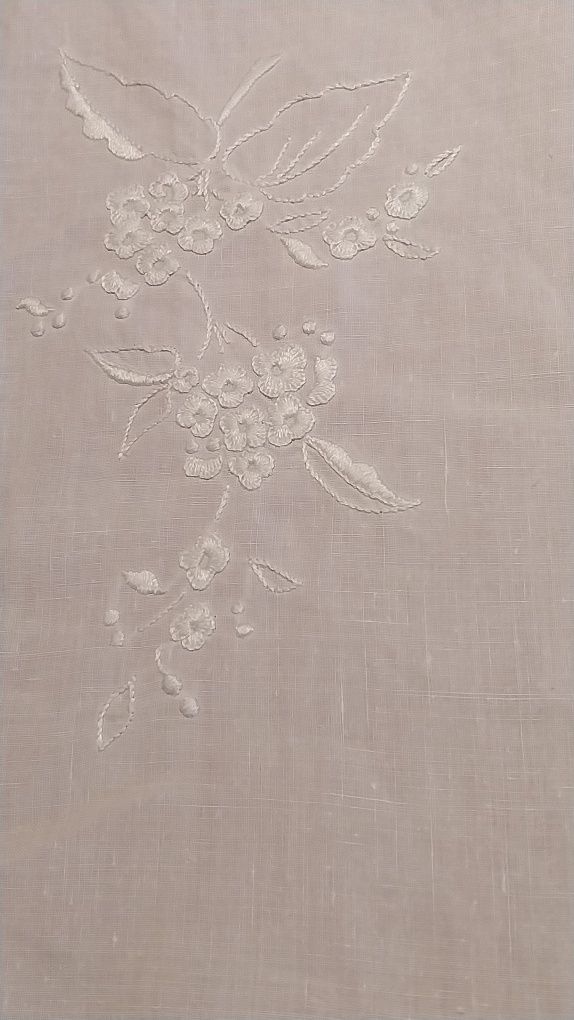 Toalha em linho branco para mesa oval