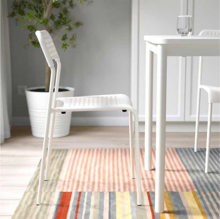 Cadeiras cor branca e preta 6 unidades de cada cor