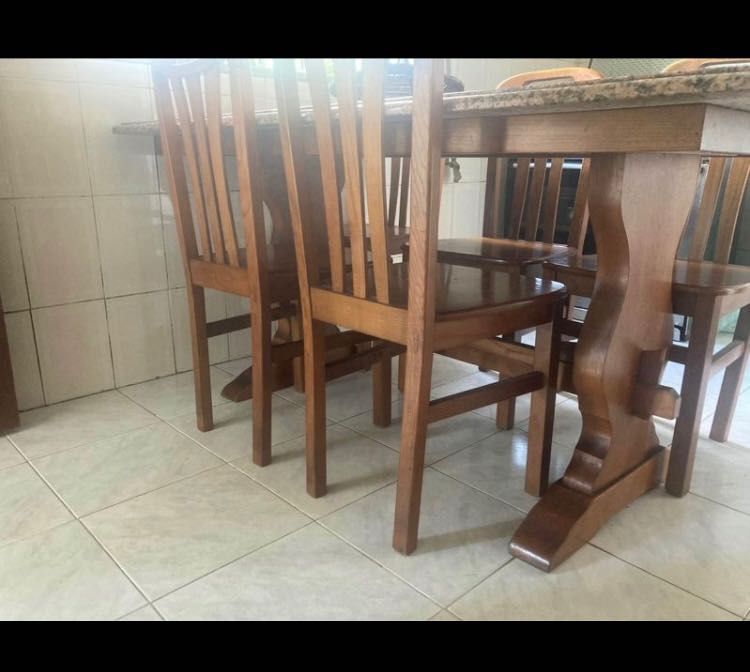 Mesa mármore e cadeiras