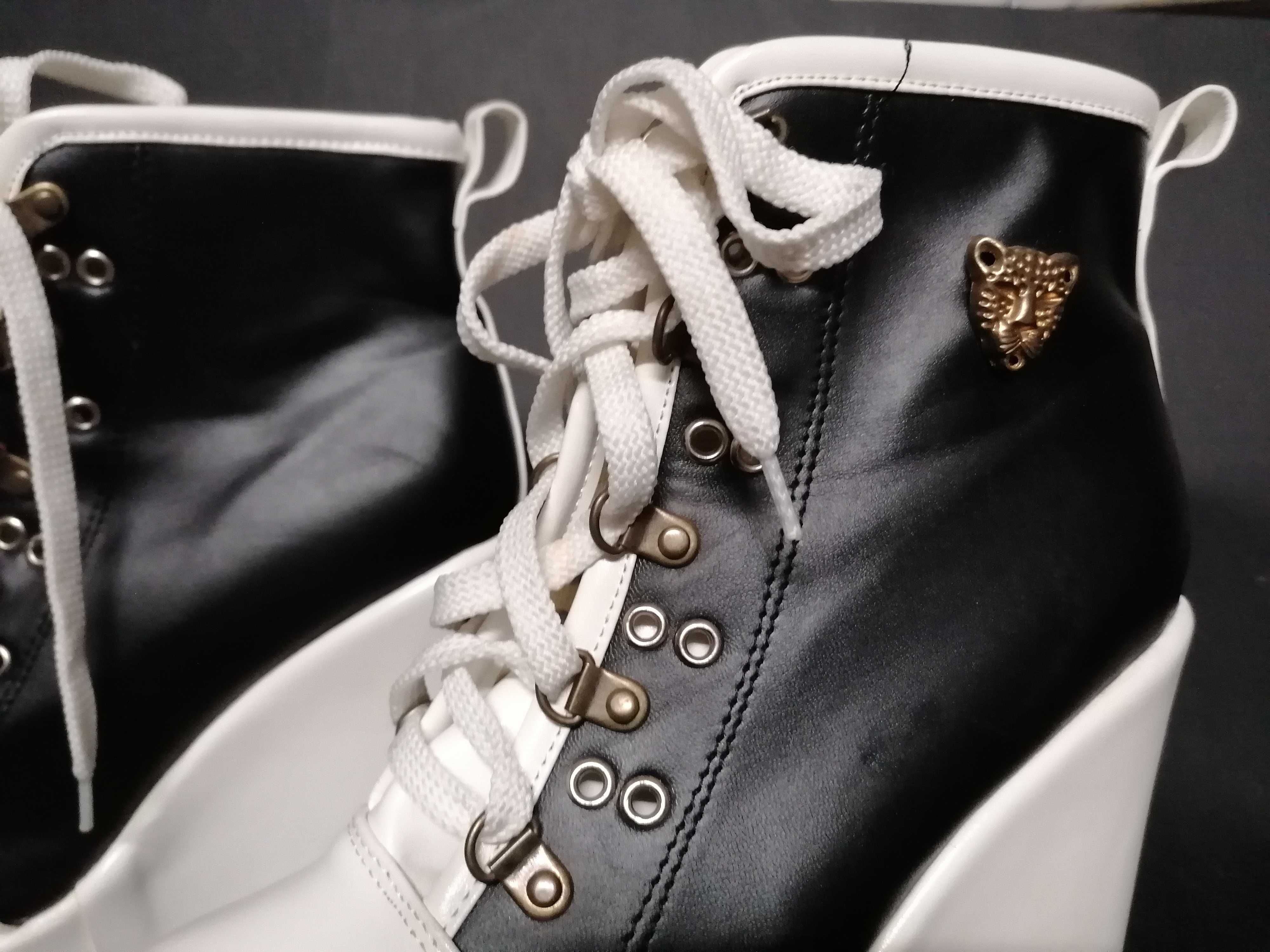 Botas de cunha ,cor branco e preto