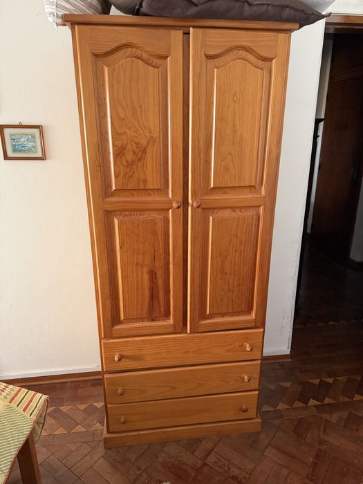 Roupeiro de madeira vintage