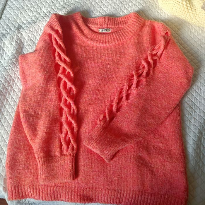 Sweter z plecionymi rękawami J&K