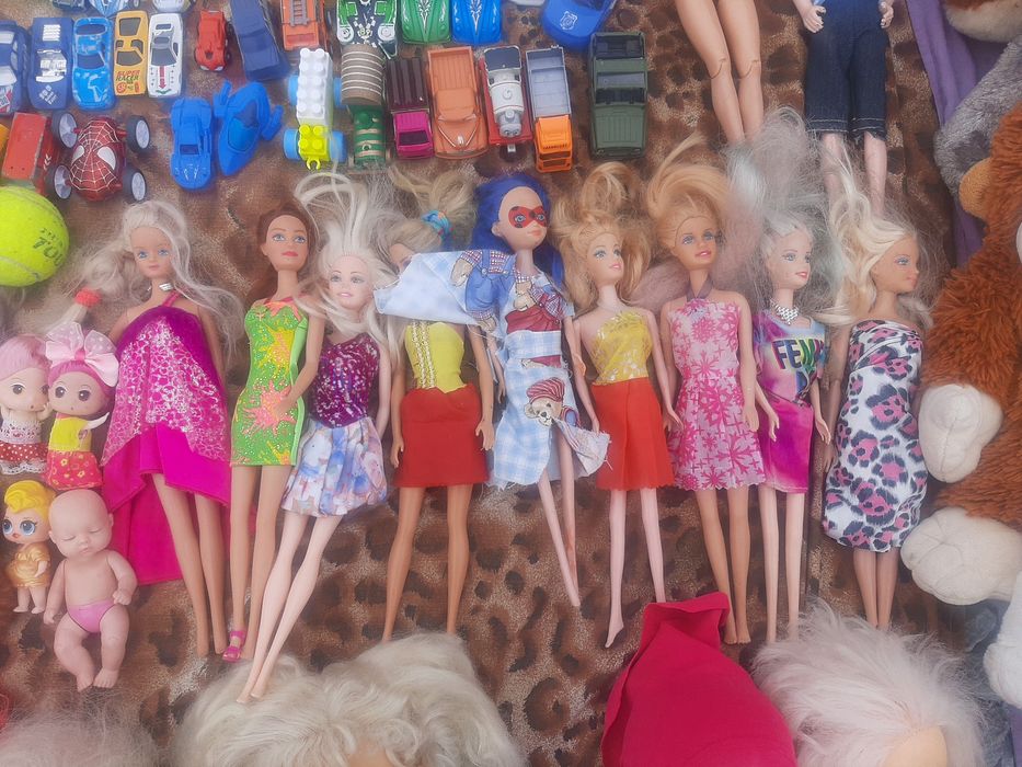 нитки і іграшки.