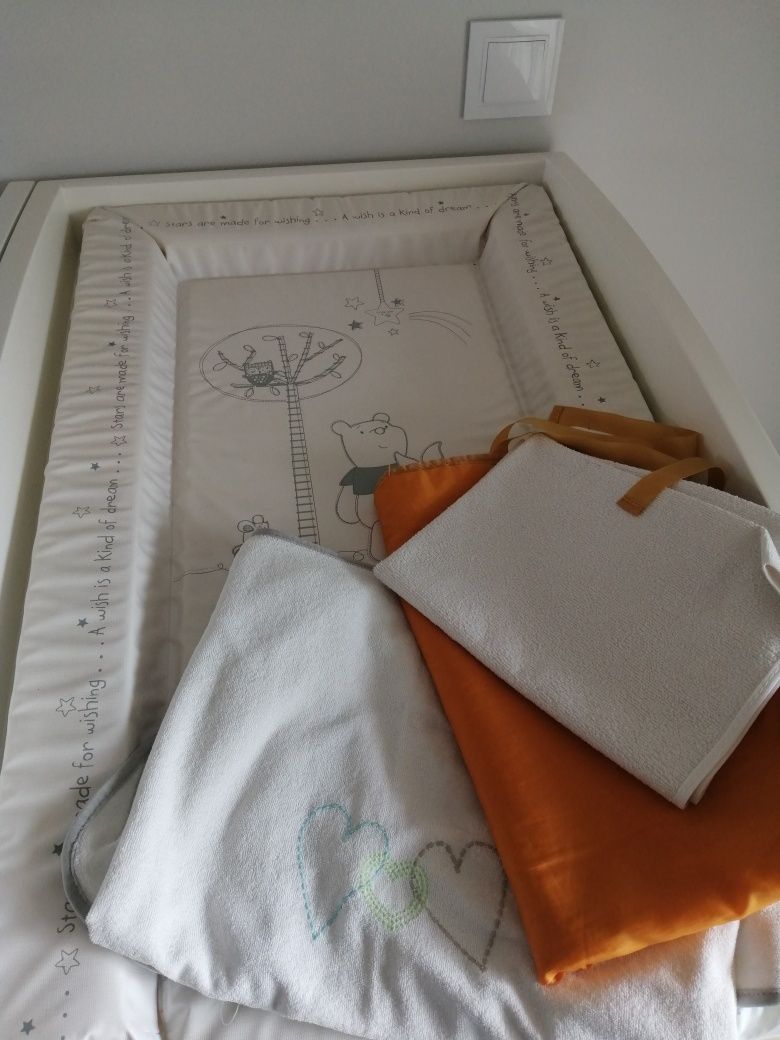 Berço e comoda com muda fralda em madeira para quarto de bebe