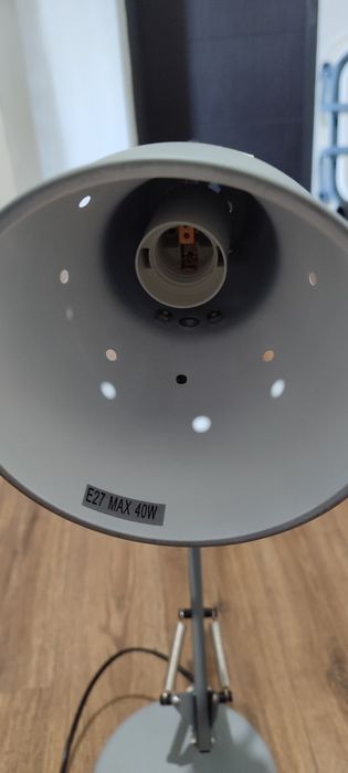 Настільна лампа нова