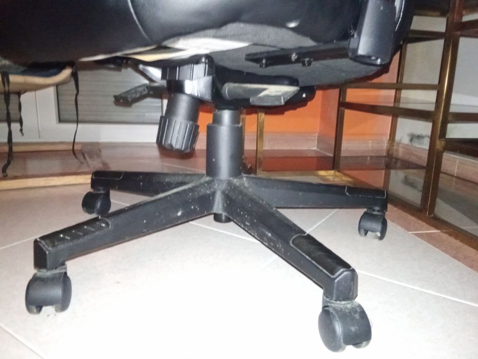 Staples Cadeira de Gaming Destiny, Tecido Sintético (PU), Preto e Cinz
