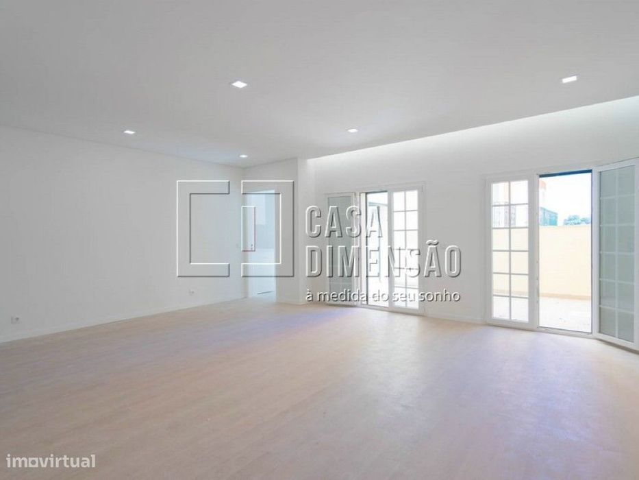 Apartamento de tipologia T3 próximo da Quinta Grande, Garagem e Arr...