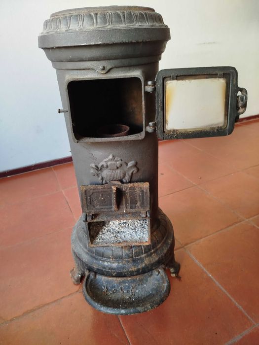 Salamandra antiga redonda a lenha em ferro