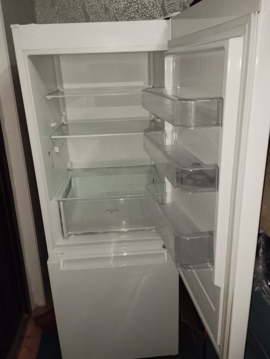 Продам холодильник INDESIT в отличном м состоянии..с документами