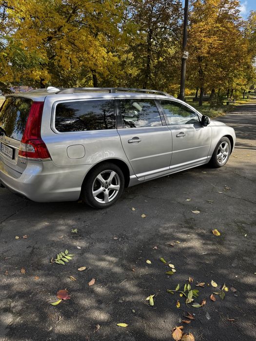 Автомобіль сірий Volvo V70