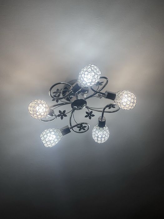 Piekny ozdobny żyrandol