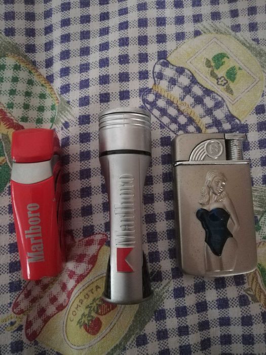 Isqueiros marlboro e caixa fósforos