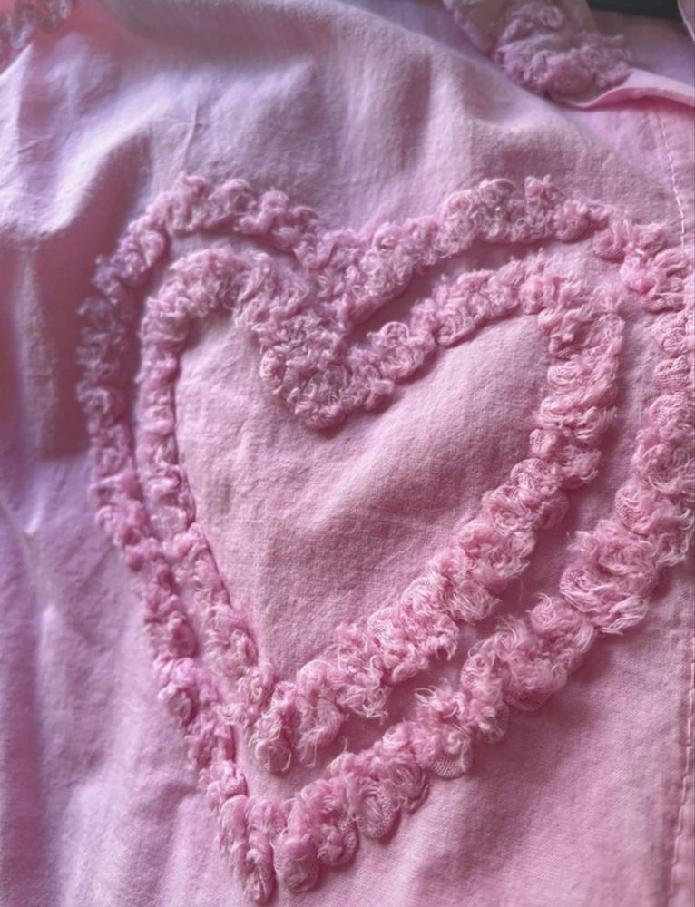 Camisa rosa com corações bordados na frente