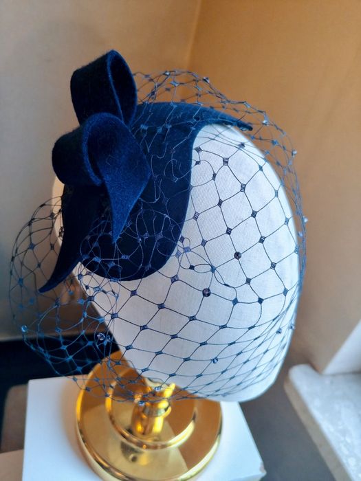 Piękny granatowy toczek wizytowy z woalką. Granatowy fascynator opaska