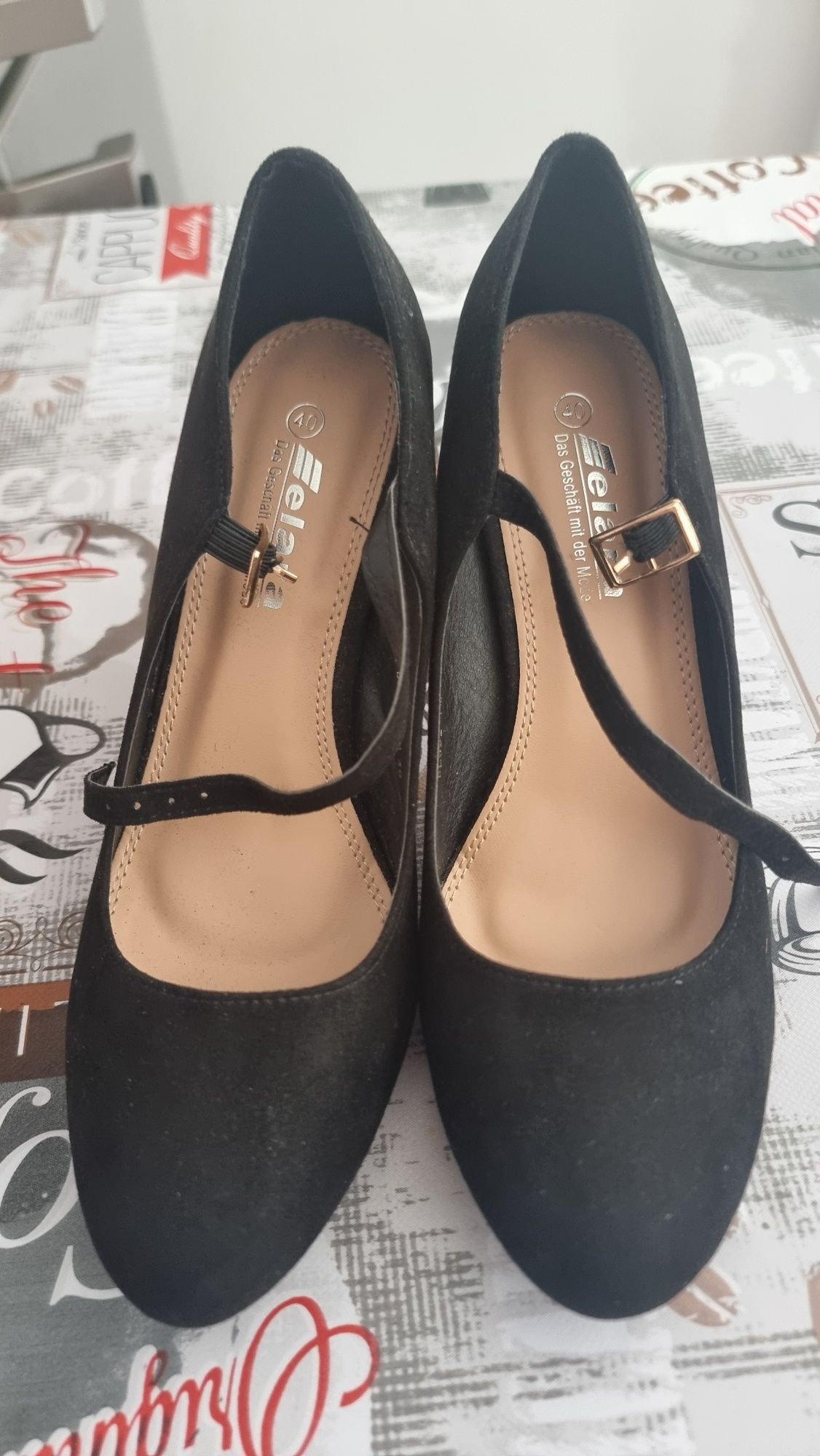 Vendo sapato de salto alto.