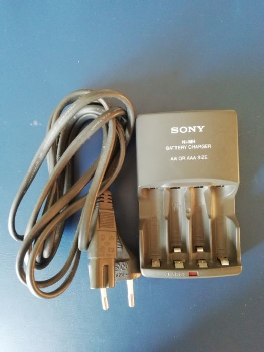 Carregador Sony de baterias AA e AAA