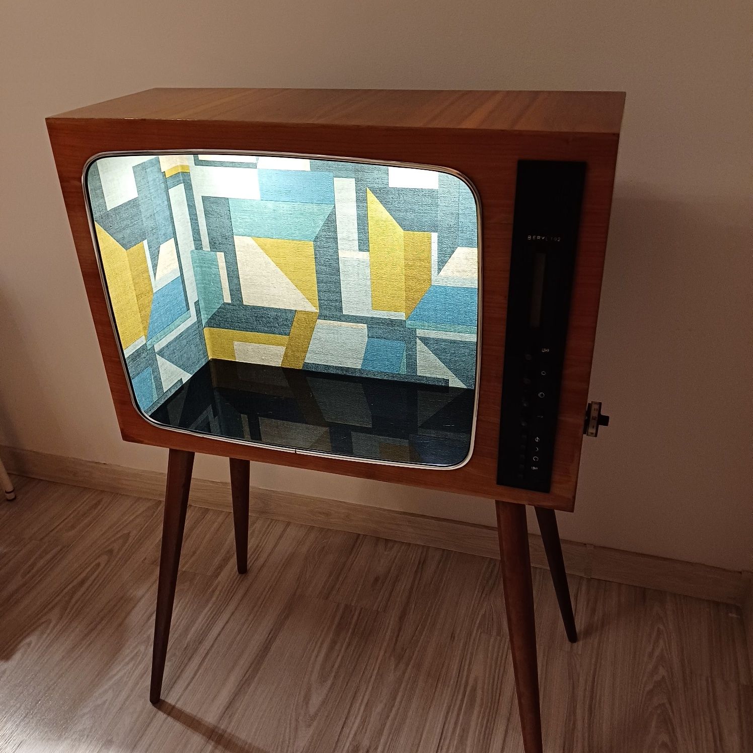 Telewizor Beryl z czasów PRL-Barek