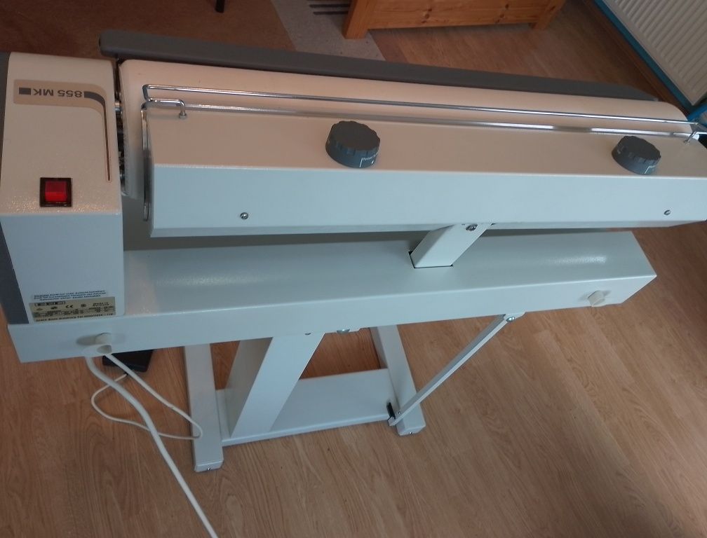 Magiel elektryczny składany. Profesjonalna prasowalnica