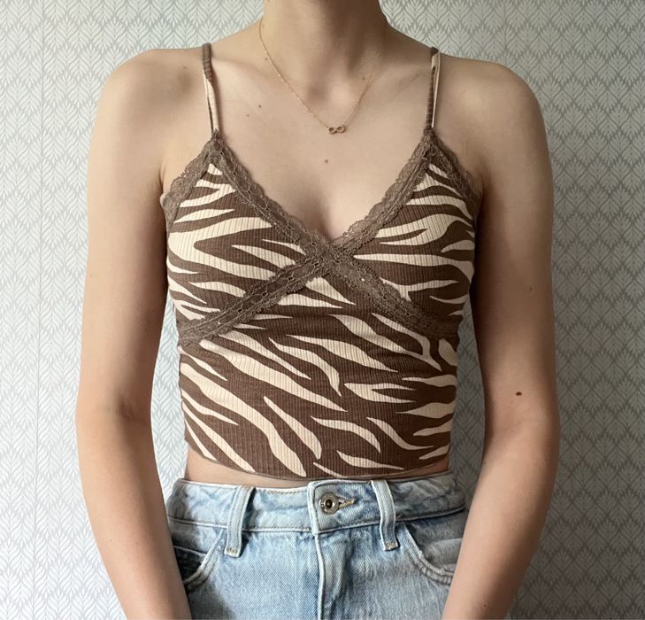 krotki top na ramiaczkach bezowo brazowy bershka