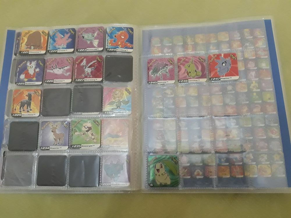 Caderneta com 118 Staks Pokémon
