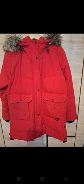 Czerwona ciepła zimowa kurtka
