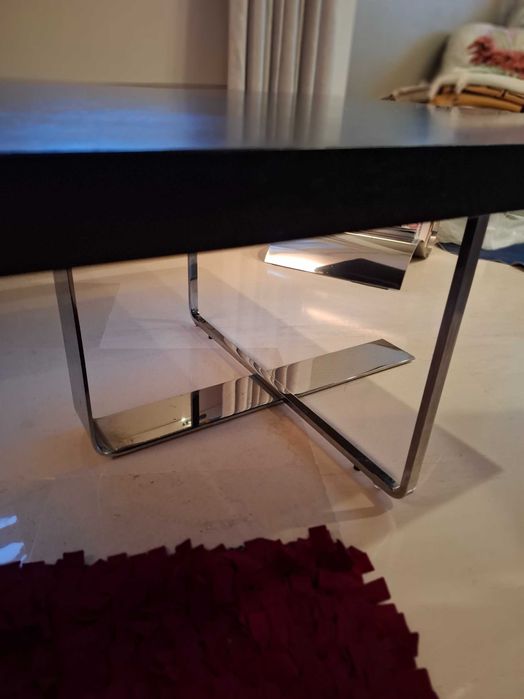 Mesa  em madeira escura  e com pés em cromado