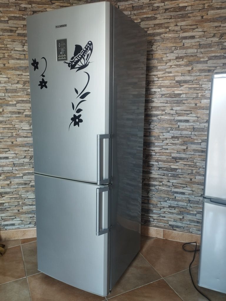 Холодильник з морозилкою Samsung No frost (суха заморозка)