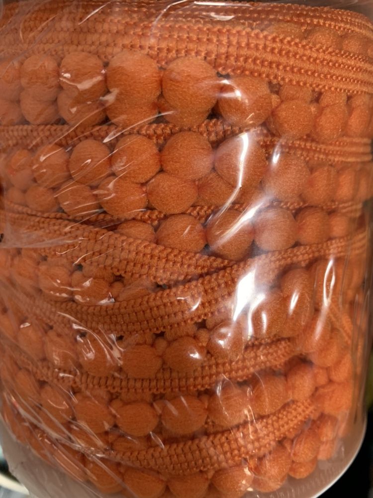 Pompony na taśmie w kolorze pomarańczowym 1 mb  produkt włoski.