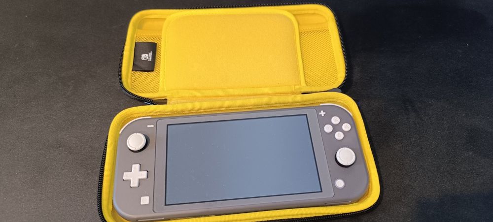 Nintendo Switch lite + gra pokemon let's go pikachu