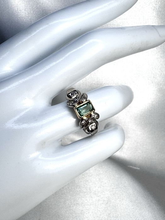 Золота радянська каблучка з діамантами та смарагдом