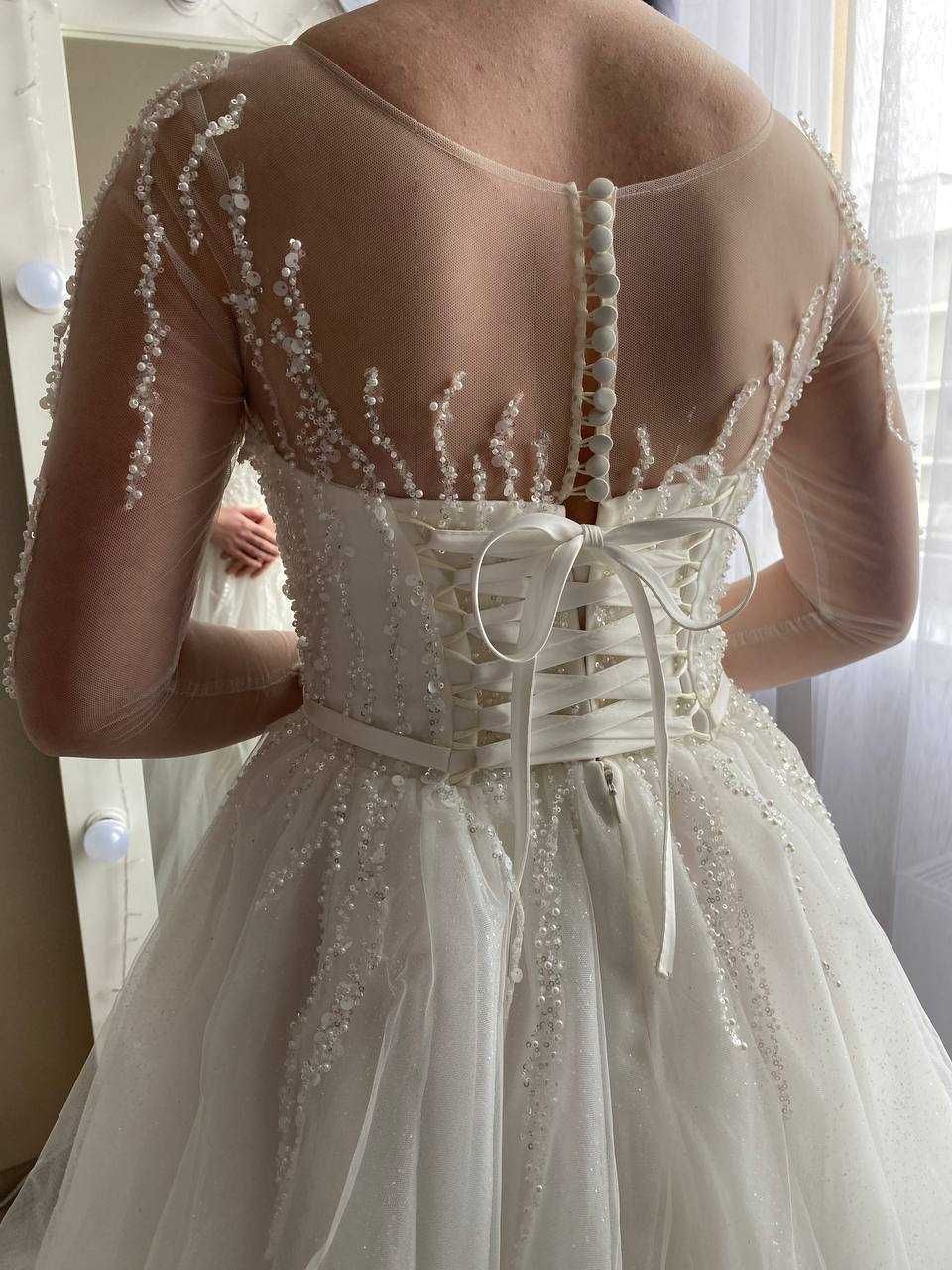 Весільна сукня, потребує хімчистки, брала її з салону, вдягала 1 раз.