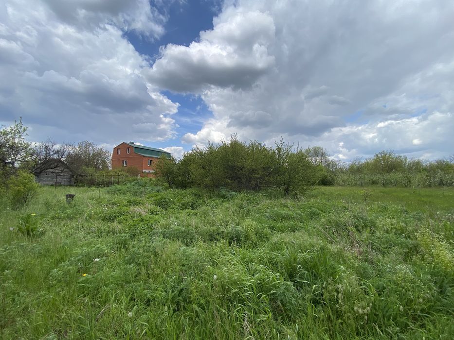 Земельна ділянка 1,05 Га, з будинками, фасад траси, 20 км. від міста.