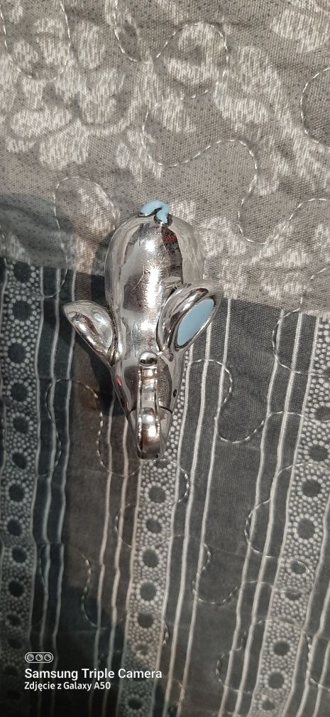 Metalowy słoń z niebieskimi uszami