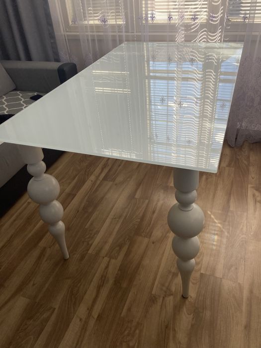 Piękny szklany stół , nogi drewnie 140 cm X 80 cm