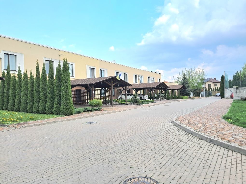 Продам котедж з гаражем в елітному районі!