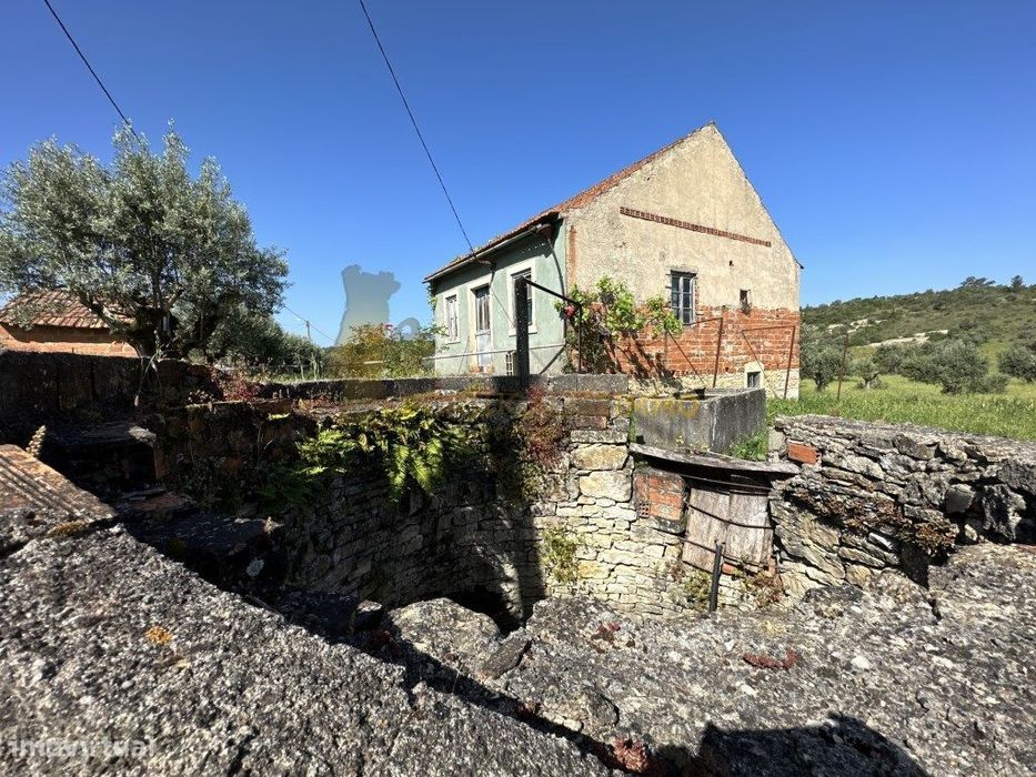Para venda: Bela casa antiga para renovar; magnífico terreno arbori...
