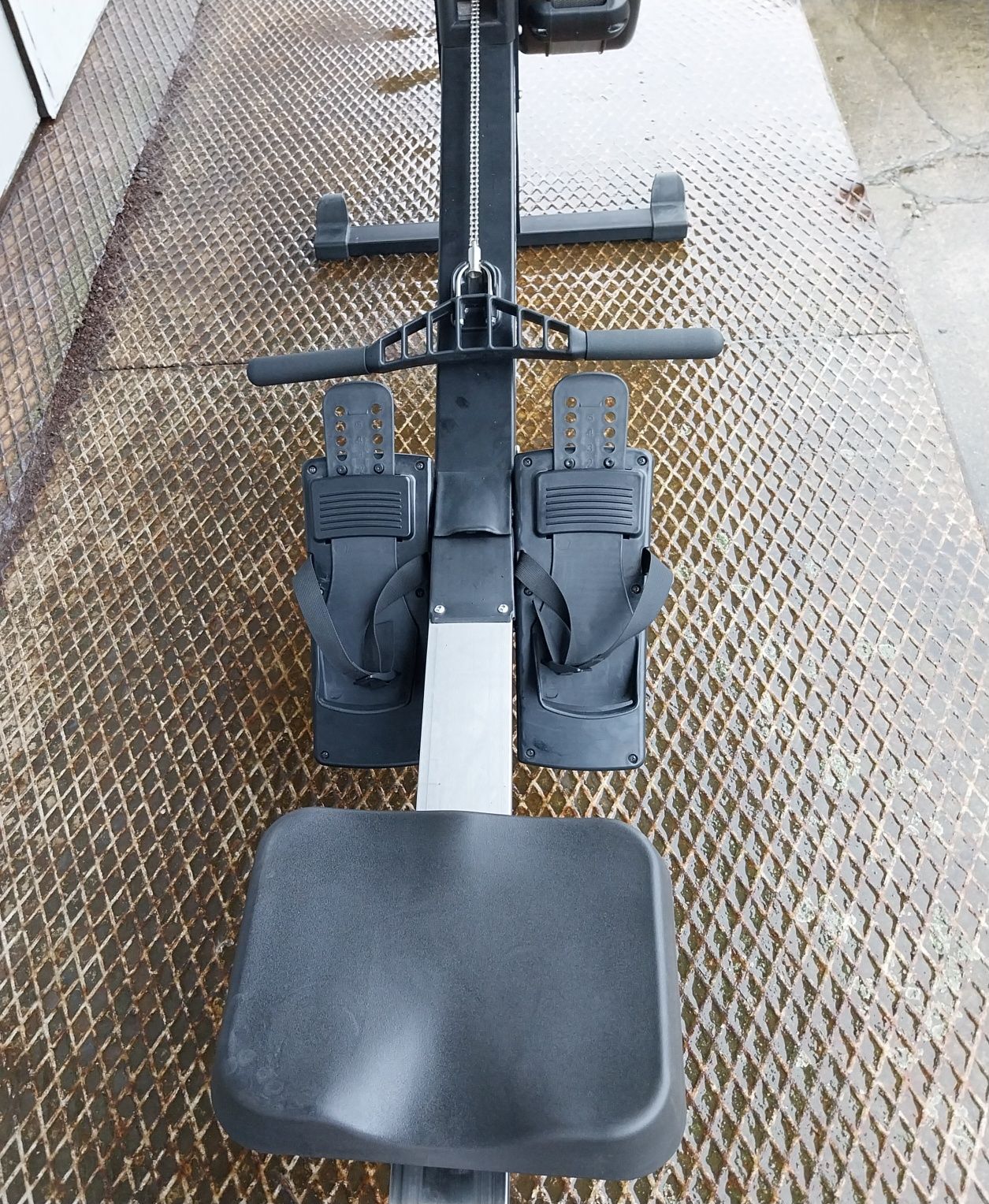 Powystawowy wioślarz powietrzny/ergonometer.  Jak Concept2