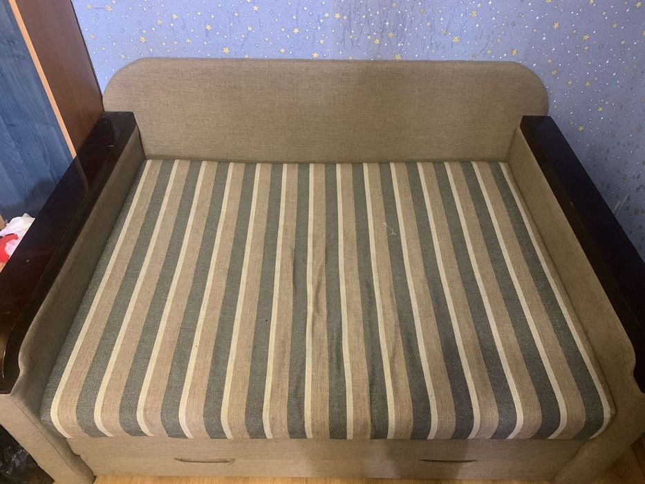 Диван 160x200, дерев'яний каркас та дерев'яні боковинки.