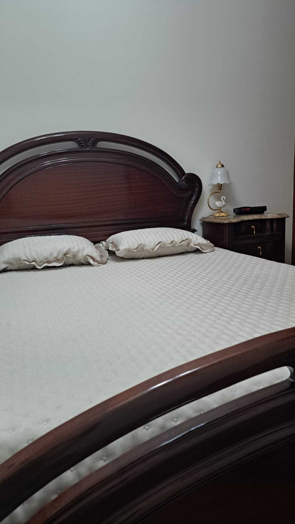 Quarto de casal em mogno em bom estado.