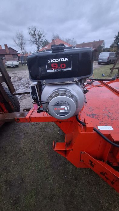 Zamiatarka z własnym napędem szczotki na widlaka lub ładowarkę