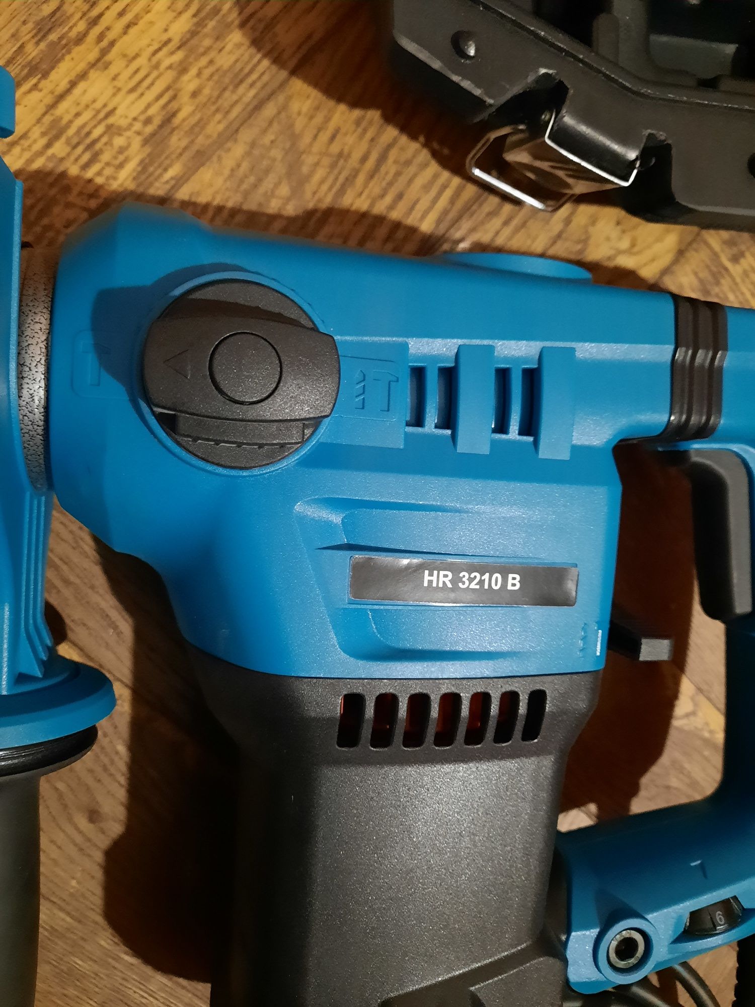 Стан нового!!Перфоратор Makita HR 3210 B,2100вт